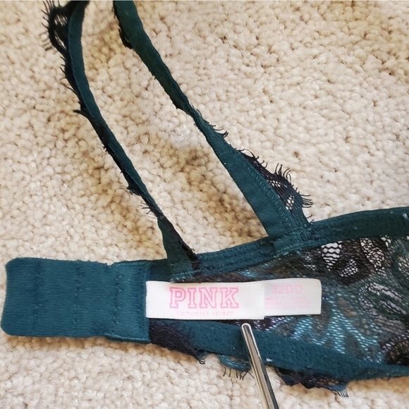 Victoria’s Secret Set (32 DD) (Medium) - Picture 5 of 5